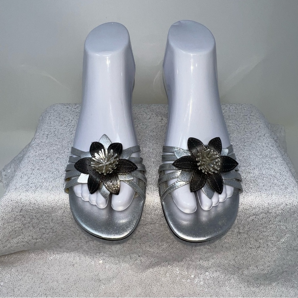 Michelle D sandals/ kitten heels silver leather with floral detail size 7 - Picture 10 of 15